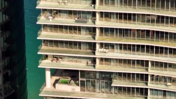 Miami Condominium Balkon Met Meubilair Drone Kantelen Beeldmateriaal — Stockvideo