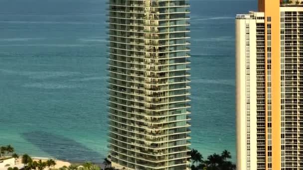 Rekaman Udara Armani Casa Sunny Isles Beach Miami Tembakan Paralaks — Stok Video