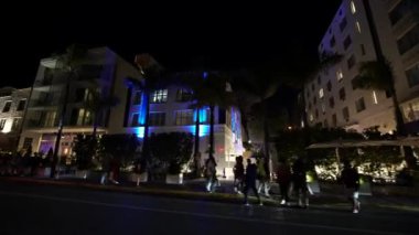 Miami Beach, FL, ABD - 4 Şubat 2022 Miami Beach Ocean Drive 'da Airbnb Tatil Kiralama