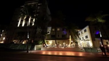 Miami Beach, FL, ABD - 4 Şubat 2022: Miami gece sahnesinde otellerin yanından geçmek