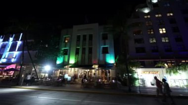 Miami Beach, FL, ABD - 4 Şubat 2022: Miami Beach 4K görüntülerinde neon ışıkları
