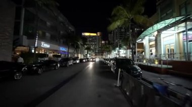 Miami Beach, FL, ABD - 4 Şubat 2022 Ocean Drive 'ın sonu 15. Cadde' ye yaklaşıyor
