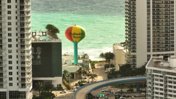 7倍ズーム空中ドローンビデオで撮影されたハランデールビーチの水の塔 — ストック動画