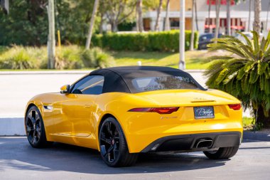 Miami, FL, ABD - 5 Şubat 2022: Sarı Jaguar F Tipi spor araba