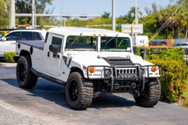 Miami, FL, ABD - 5 Şubat 2022: Fotoğraf: Hummer H! çok iyi durumda.