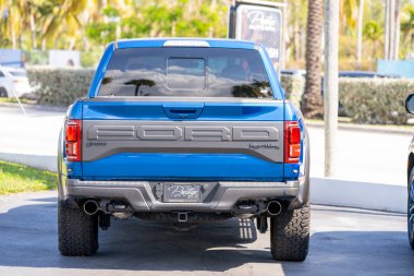 Miami, FL, ABD - 5 Şubat 2022: Mavi bir Ford Raptor F150 kamyonet fotoğrafı
