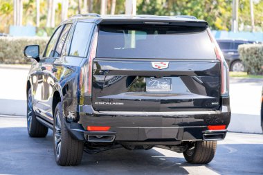 Miami, FL, ABD - 5 Şubat 2022 Siyah bir Cadillac Escalade 600 limuzin