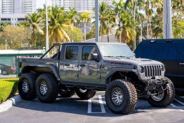 Miami, FL, ABD - 5 Şubat 2022: Özel yapım Jeep Wrangler Rubicon 6x6 tekerlek çekiş