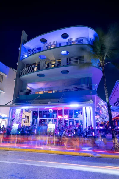 美国佛罗里达州迈阿密海滩 2022年2月2日 皇宫酒店和海洋大道餐厅的夜间照片 — 图库照片