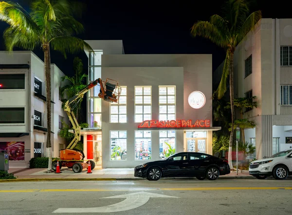 Miami Beach, FL, ABD - 2 Şubat 2022: Shoe Palace Collins Avenue Miami Beach 'in gece fotoğrafı