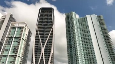 Miami FL 'deki yüksek kulelerde alçak açılı çekim.