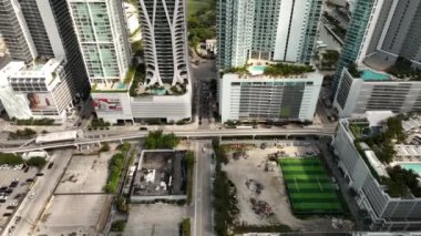 Yukarı kaldır ve Miami FL 'in merkezindeki gökdelenleri göster.