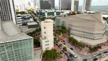 Seyirciler Adrienne Sanat Merkezi 'nde sahne sanatları için toplandılar.