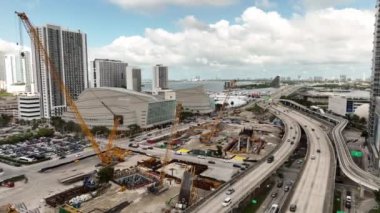 Yeni İmza Köprüsü Miami Adrienne Sanat Merkezi 'ne yaklaşıyor.