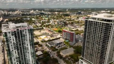 Miami 'deki binalar arasında uçan insansız hava aracı