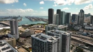 Miami 4K İHA 'lı kule çatısı üstgeçidi.