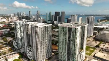 Miami FL 'de bir grup apartman dairesi.