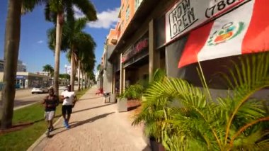 Miami sahnesi Biscayne Bulvarı mağazaları ve restoranları. 4k sabit hareket videosu