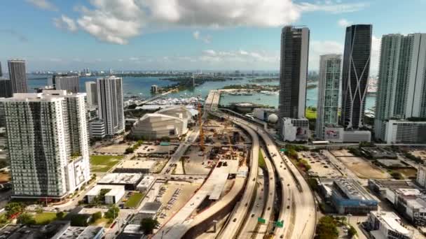 Antenn Tryck Inflygning Signatur Bridge Konstruktion Miami Florida Usa — Stockvideo