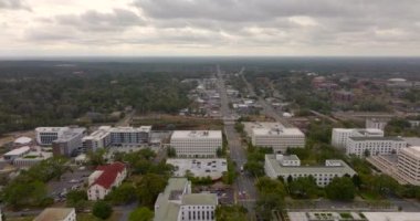 Monroe Caddesi üzerinde Tallahassee FL 5k güney istikametinde uçan hava aracı.