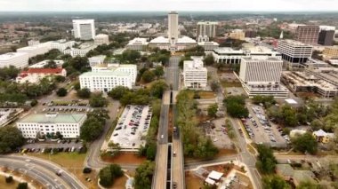 Apalachee Havaalanı, Tallahassee FL binasına yaklaşıyor.
