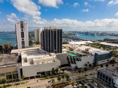 Miami, FL, ABD - 15 Şubat 2022: Biscayne Bulvarı 'ndaki Hilton Oteli Havacılık Fotoğrafı