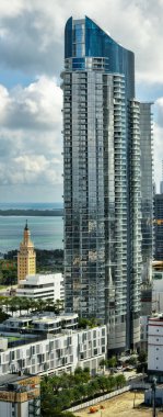 Miami, FL, ABD - 15 Şubat 2022: Paramount Tower Miami Worldcenter gökdeleninin hava fotoğrafı