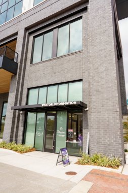 Tallahassee, FL, ABD - 18 Şubat 2022: Cascades Park 'taki Tallahassee Ziyaretçi Bilgi Merkezi