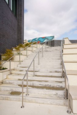 Çelik parmaklıklı merdiven.