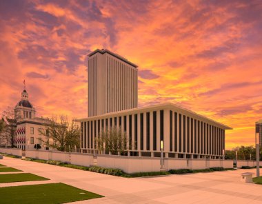 Tallahassee 'deki Florida Eyalet Binası üzerinde gün batımı gökyüzü