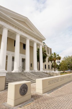 Tallahassee FL Yüksek Mahkemesi önünde