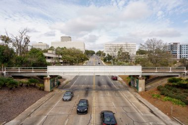 Tallahassee FL şehir merkezindeki tren raylarının havadan çekilmiş fotoğrafı.