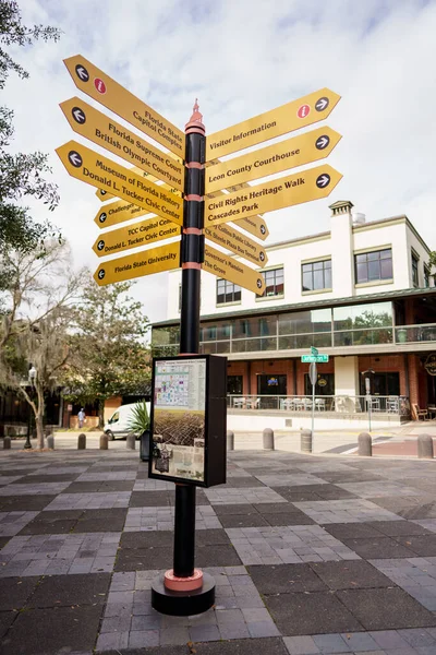 美国佛罗里达州塔拉哈西市 2022年2月18日 位于杰斐逊街的市中心塔拉哈西方向箭头标志 — 图库照片