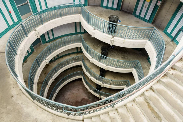 Escadaria Espiral Para Estacionamento Subterrâneo — Fotografia de Stock
