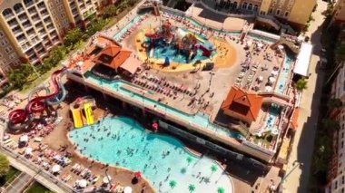 Westgate Vacation Villas devre mülk Kissimmee FL 'deki havuz kenarında.