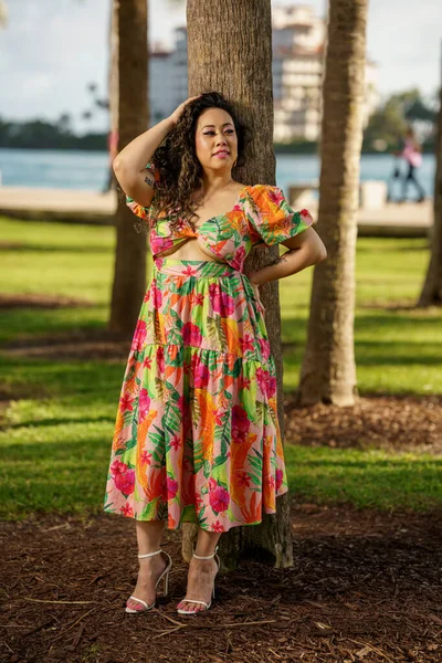 Женщина Разноцветном Цветочном Платье — стоковое фото