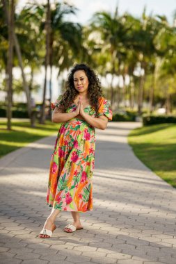 Dua eden ellerle poz verin.