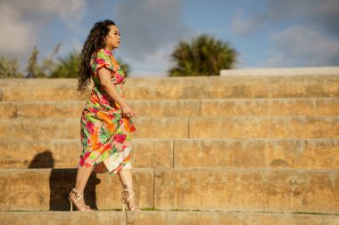 Merdivenlerde yürüyen güzel bir kadın.