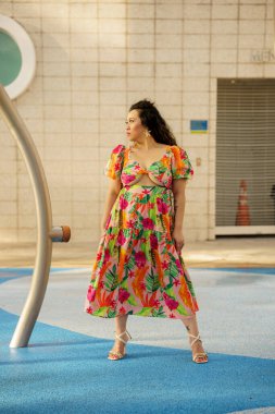 Su parkında poz veren kadın model.