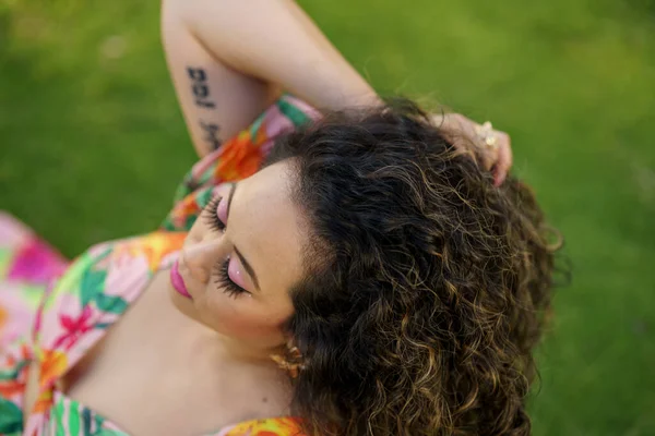 Photo Por Encima Una Mujer Con Enfoque Cabello Con Rayas — Foto de Stock