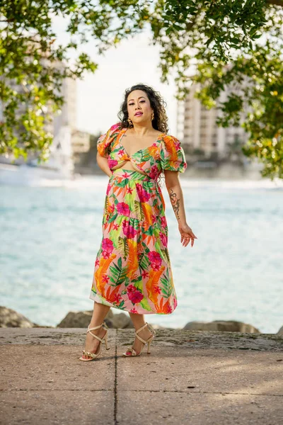 美丽的女人穿着花裙子在河边摆姿势 她在迈阿密海滩的一个场景 — 图库照片