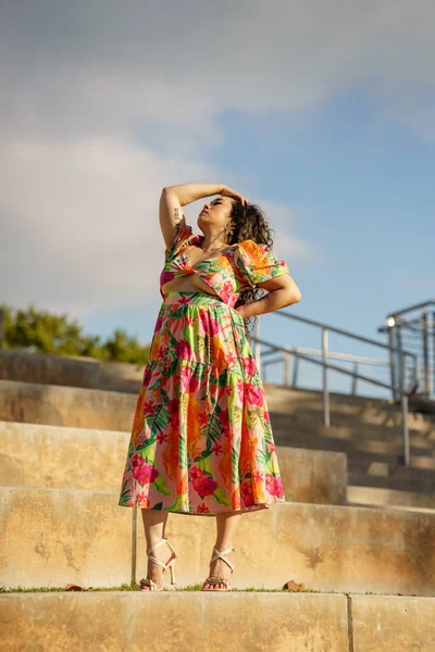 Mulher Modelagem Etapas Industriais Concreto Parque — Fotografia de Stock