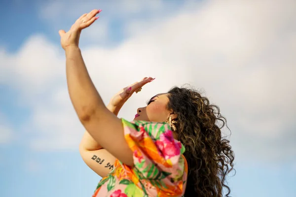 Mujer Bloqueando Sol Brillante Cara —  Fotos de Stock