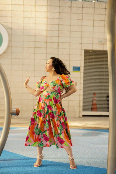 Frau Posiert Wasserpark — Stockfoto