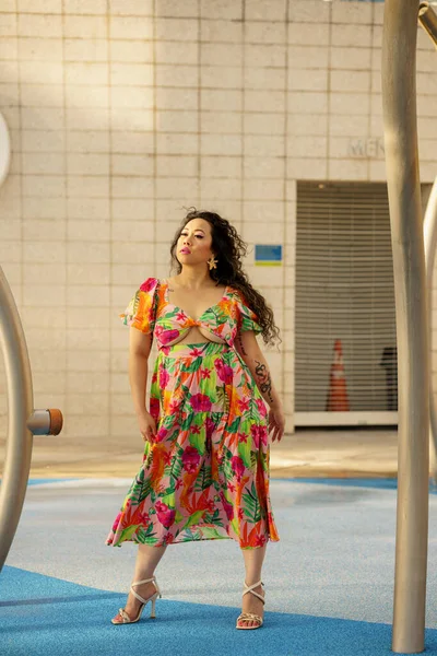Ella Está Posando Con Vestido Floral Parque Acuático — Foto de Stock