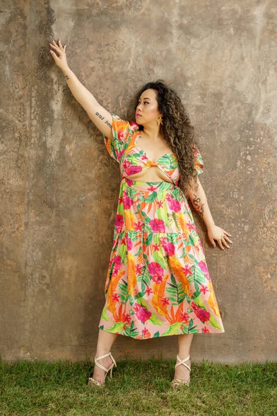 Mujer Posando Una Pared Hormigón —  Fotos de Stock