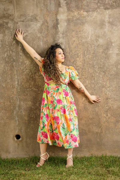 Hermosa Mujer Posando Una Pared Hormigón Con Los Brazos Extendidos — Foto de Stock