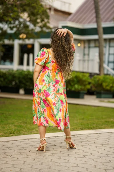 Mulher Posando Com Mão Cabeça Voltada Para Longe — Fotografia de Stock