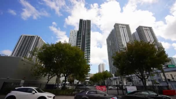 Highrise Lägenhetsbyggnader Centrum Miami Med Metrorail — Stockvideo