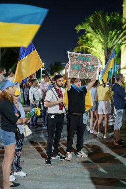 Hallandale, FL, ABD - 3 Mart 2022 Putin 'in Hallandale Ukrayna işgalini protesto